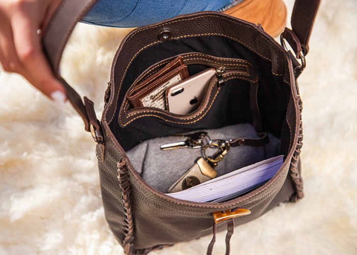 Brown leather handbag. CART 01