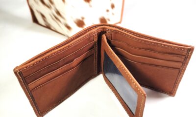 Bifold wallet cowhide.