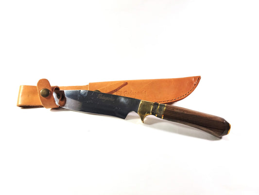4,7 in. WOODEN HUNTING KNIFE.